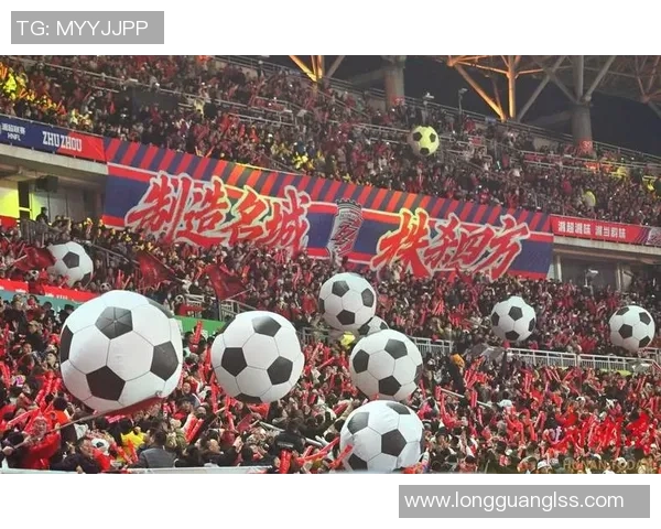 湘超足球联赛激战正酣 球迷热情高涨见证本土足球新崛起 湘超足球联赛激战正酣 球迷热情高涨见证本土足球新崛起