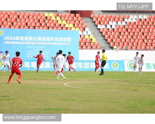 足球竞技与文化的融合探索：从场上激烈对抗到全球狂热激情的背后